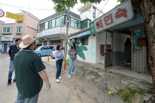 ▲ 오산시의회는 지난달 30일 지역자원을 활용해 구도심 상권 활성화의 대표적 성공사례로 꼽히는 김포 북변동 백년의 거리와 인천 개항마을을 방문해 구도심 상권 활성화 방안에 대한 벤치마킹을 실시하였다.