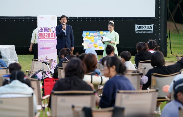 ▲ 방세환 광주시장이 '찾아가는 영화관 관람자'와 소통하고 있다.