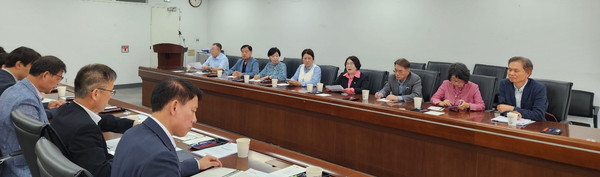 ▲ 이서영 의원, 성남시 고도제한규제완화 정담회 개최 모습.