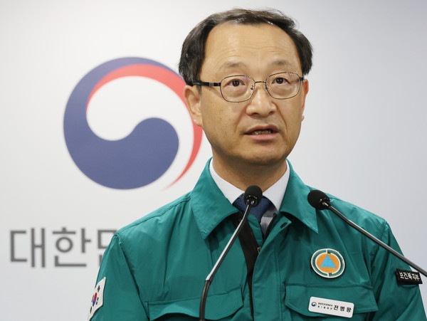 ▲ 전병왕 중앙재난안전대책본부 제1통제관(보건복지부 보건의료정책실장)이 31일 오전 서울 종로구 정부서울청사에서 의사 집단행동 중앙재난안전대책본부(중대본) 브리핑을 하고 있다.
