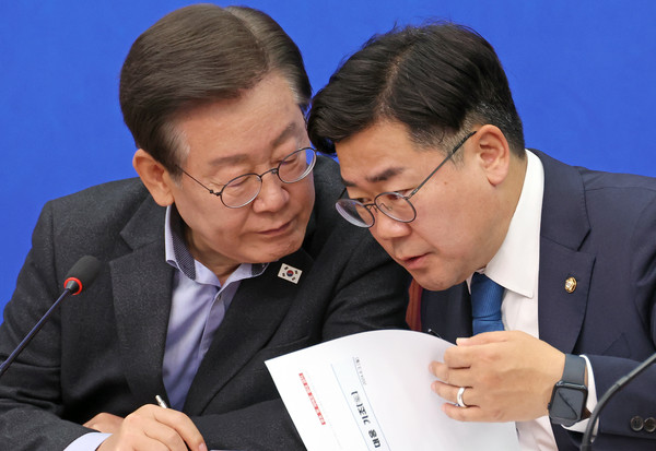 ▲ 대화하는 이재명(왼쪽) 더불어민주당 대표와 박찬대 원내대표. /뉴시스