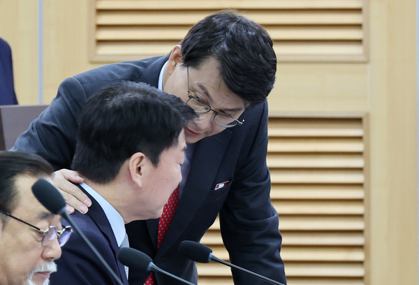 ▲ 안철수와 대화하는 윤상현. /뉴시스