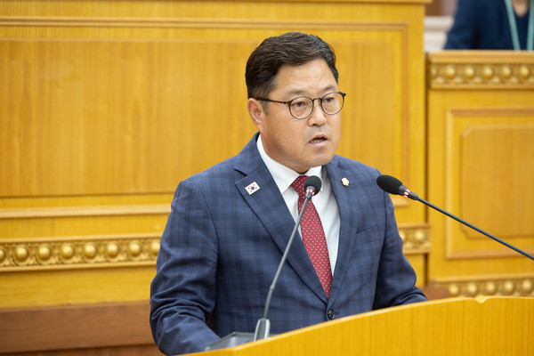 ▲ 김현수 의원이 제368회 정례회 제1차 본회의에서 ‘학생 운동선수 최저학력제도 개선 촉구 건의안’을 대표 발의하고 있다.