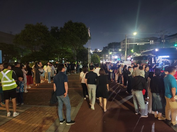 ▲ 이야기버스 승차 대기하는 시민들 모습.