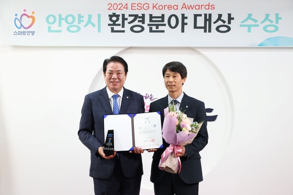 ▲최대호 안양시장(왼쪽)과 김동근 도로교통환경국장(오른쪽).