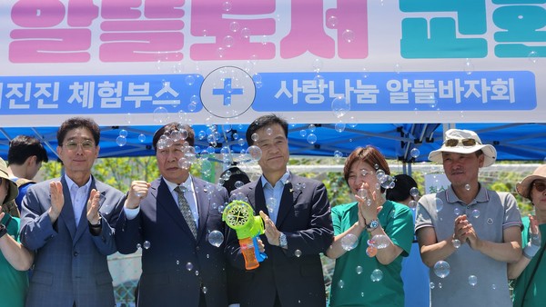 ▲ 2024 새마을문고 알뜰도서 교환시장 행사 축하하는 이승로 성북구청장.