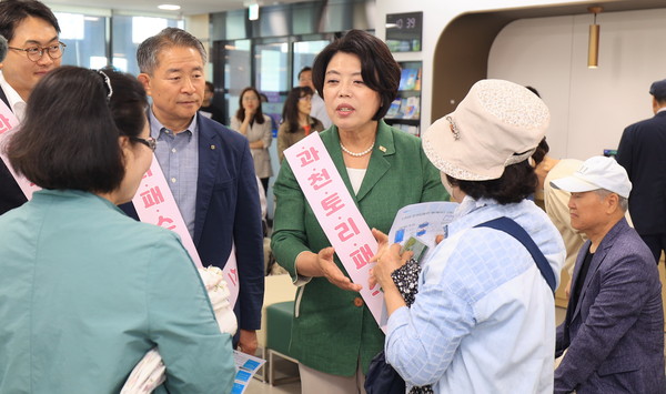 ▲ 신계용 과천시장이 과천농협을 방문해 토리패스를 신청하시는 어르신들과 인사를 나누고 있다.