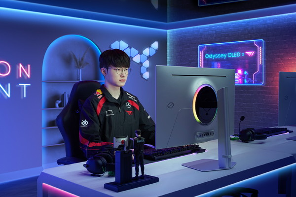 ▲ T1 페이커 선수가 삼성전자 OLED 게이밍 모니터 ‘오디세이 OLED G8(G80SD)’을 소개하고 있다. /뉴시스