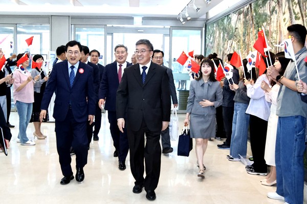 ▲ 3일 오후 주낙영 경주시장의 안내로 주하오둥(앞줄 중앙) 중국 츠저우시 당서기가 경주시청 로비에 들어서고 있다.