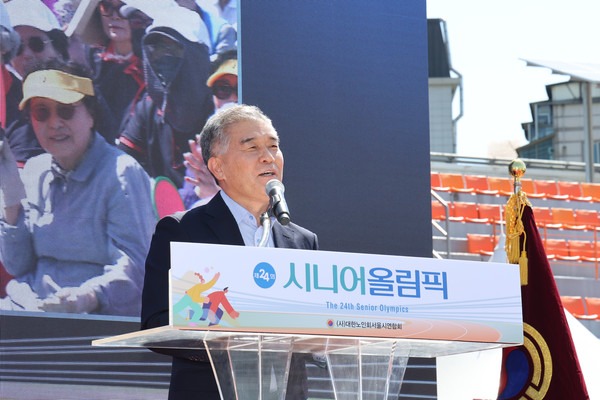▲ 제24회 대한노인회 서울시연합회 시니어올림픽 축사하는 김현기 의장.