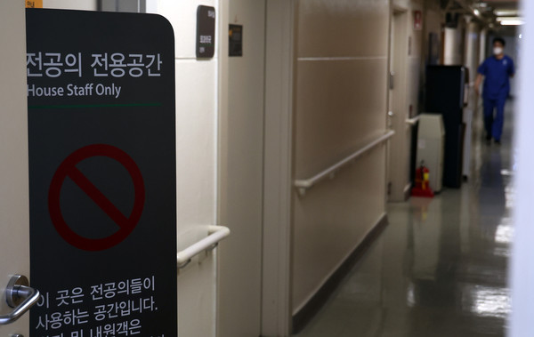 ▲ 지난달 20일 서울의 한 대학병원 전공의 사용 공간에서 의료진이 이동하고 있는 모습.