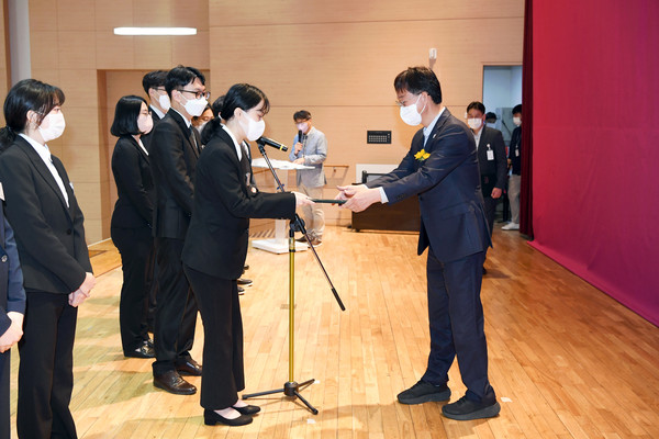 ▲ 지난 2022년 9월21일 이민근 경기 안산시장이 새내기 공직자들에게 임용장을 수여하고 있다. (사진=안산시 제공)