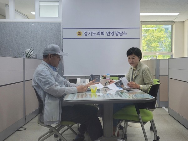 ▲ 아파트 전기차충전시설 관련 상담하는 이채명 의원.