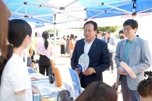 ▲ 제52회 보건의 날 기념 행사 홍보·체험부스에 방문한 이권재 오산시장.