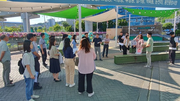 ▲ 용인특례시는 지난 4일 '중앙동 도시재생사업 추진 간담회'를 갖고 시장 놀이광장, 경안천 수변문화 광장 등을 주로 이용할 관계 기관 의견을 듣고 현장을 점검했다.