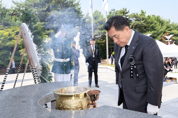 ▲ 이재준 수원특례시장이 추모 묵념을 하고 있다.