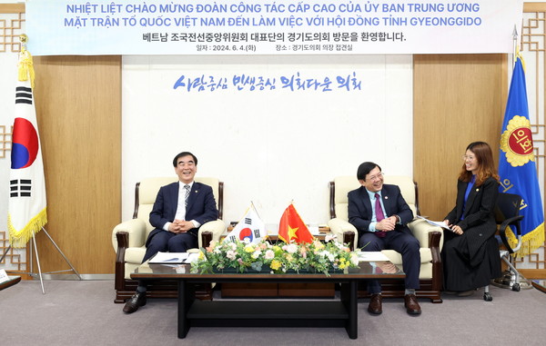 ▲ 염종현 경기도의회 의장이 4일 의장 접견실에서 베트남 조국전선중앙위원회 대표단을 접견했다.