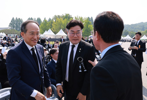 ▲ 대화나누는 여야 원내대표와 홍철호 정무수석. /뉴시스
