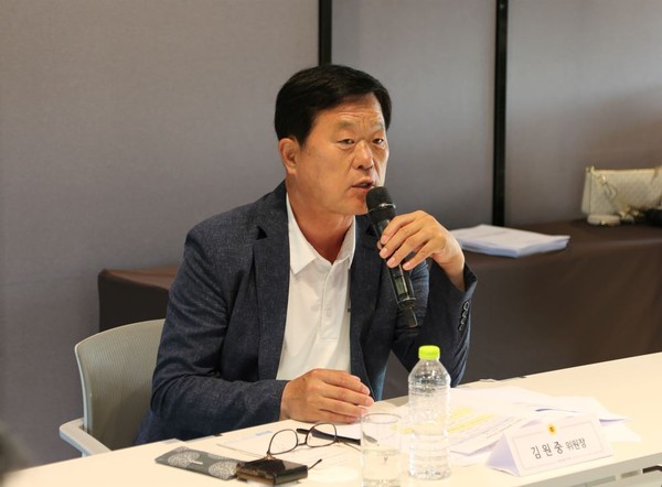 ▲ 제20기 정책위원회 연구발표회 김원중 위원장 인사말 모습.