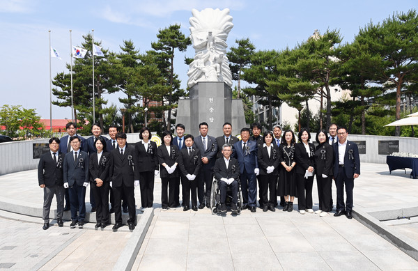 ▲  현충일 추념식에 참가한 화성시의회 의원 단체 촬영.