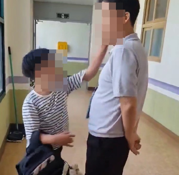 ▲ 전북 전주의 한 초등학교에서 3학년 학생이 교감의 뺨을 때리는 모습.(사진=전북교사노조 제공)