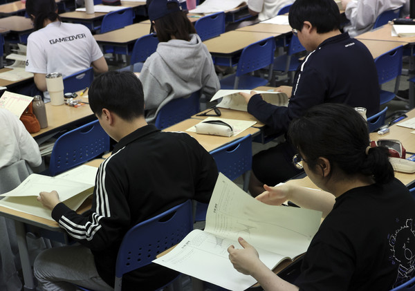 ▲ 2025학년도 대학수학능력시험 6월 모의평가가 열린 지난 4일 오전 서울 양천구 목동 종로학원에서 수험생들이 2교시 수학 시험을 준비하고 있다.