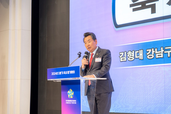 ▲ 지난 4일 엘리에나 호텔에서 진행된 ‘민주평통 강남구협의회 2분기 정기회의’에서 강남구의회 김형대 의장이 축사를 하고 있다.