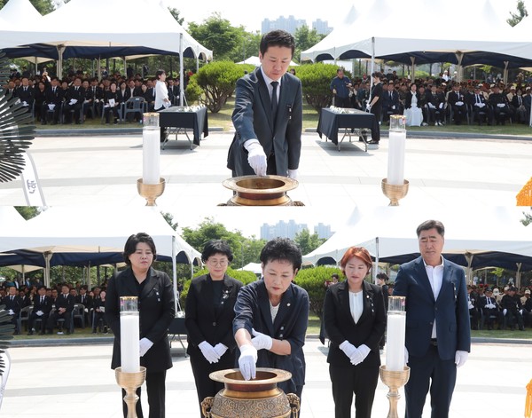 ▲ 안산시의회 의원들이 6일 원곡공원에서 진행된 ‘제69회 현충일 추념식’에 참석했다. 사진은 송바우나 의장(사진 위)과 이진분 부의장(사진 아래 맨 앞), 박은경 의회운영위원장, 김진숙 기획행정위원장, 현옥순 문화복지위원장, 유재수 도시환경위원장이 분향하고 있는 모습.