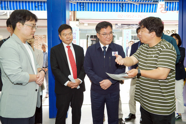 ▲ 백원국 국토부2차관 이필형 동대문구청장청량리 종합시장 현장방문.