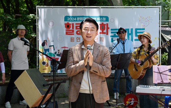 ▲ 김동근 의정부시장이 용현산업단지 버스킹 공연에 참석해 시민들에게 인사하고 있다.