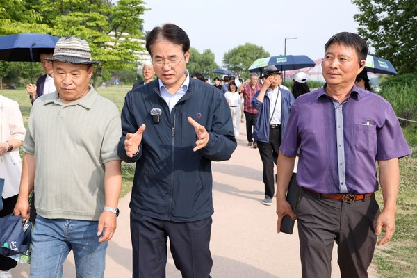 ▲ 이동환 고양특례시장이 행주산성 현장 점검을 하고 있다.
