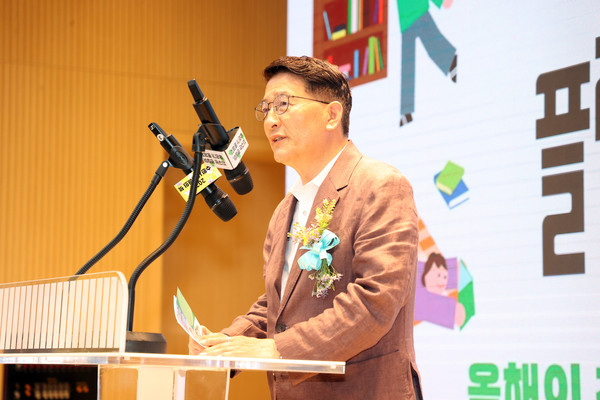 ▲ 수원시의회 김기정 의장, 독서 플레이그라운드 격려.