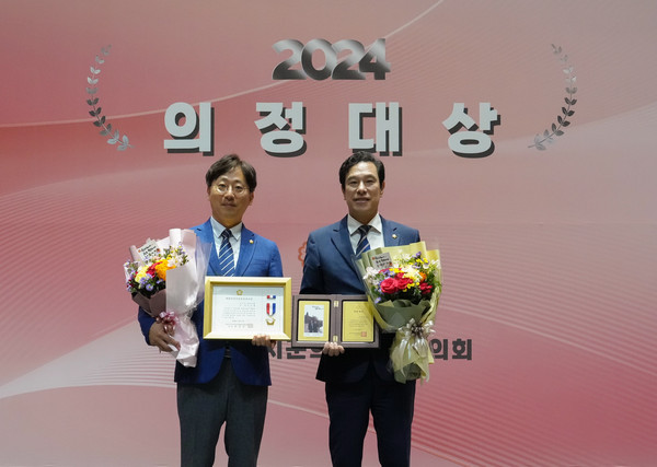 ▲ 6월 7일 ‘제15기 경기도시군의회의장협의회 특별공로패’와 ‘대한민국 지방의정봉사상’을 수상한 강성삼 의장(사진 오른쪽)과 오승철 의원.