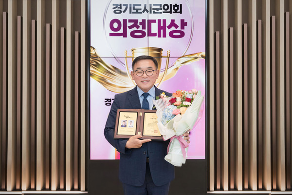 ▲ 용인특례시의회 윤원균 의장, 경기도시·군의회의장협의회 특별공로패 수상 기념촬영 모습.