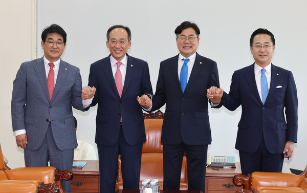 ▲ 추경호 국민의힘 원내대표와 박찬대 더불어민주당 원내대표가 5일 오전 서울 여의도 국회에서 양당 원내대표 회동에 앞서 기념촬영을 하고 있다. /뉴시스