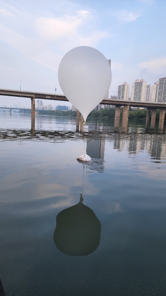 ▲ 서울 잠실대교 인근에서 발견된 북한의 대남 오물풍선. (사진= 합동참모본부 제공)
