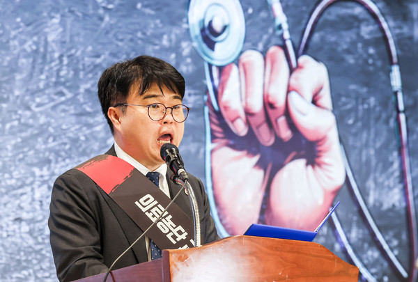▲ 임현택 대한의사협회 회장이 9일 서울 용산구 대한의사협회에서 열린 의료농단 저지 전국의사대표자회의에서 투쟁 선포를 하고 있다.