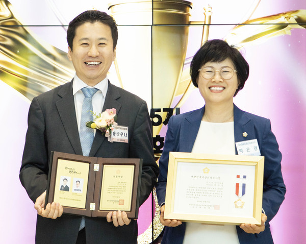 ▲ 안산시의회 송바우나 의장(사진 왼쪽)과 박은경 의회운영위원장이 지난 7일 ‘2024 의정대상 시상식’에서 각각 의정대상과 대한민국지방의정봉사상을 수상했다.