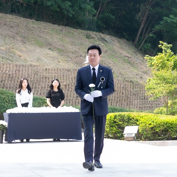 ▲ 현충일 추념식 참석해 헌화하는 최성운 의장.