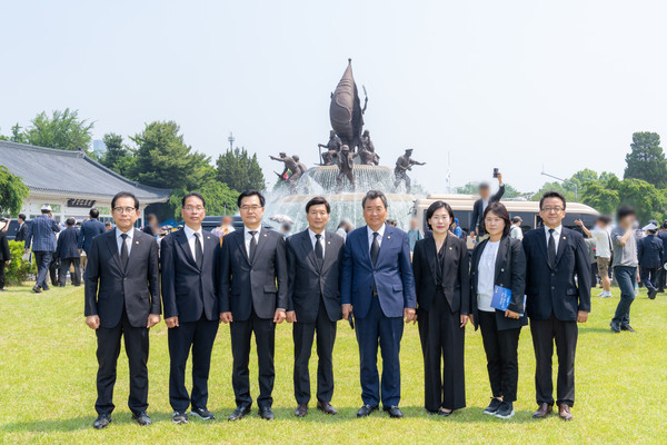 ▲ 기념식 행사에 참석한 강남구의회 의원들(우측에서 4번째 김형대 의장, 우측에서 5번째 전인수 부의장, 6번째 한윤수 운영위원장, 7번째 복진경 행정재경위원장)