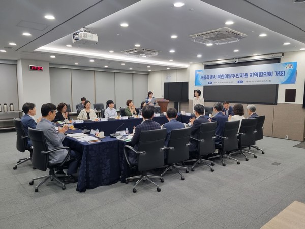 ▲ 북한이탈주민지역협의회에 참석하여 인사하고 있는 옥재은 시의원.