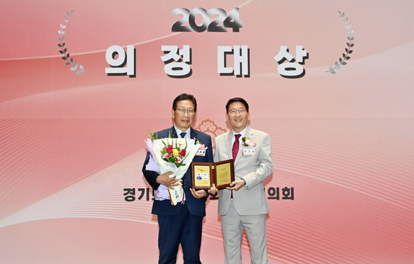 ▲ 경기도시군의장협의회 의정대상 시상식 수상 기념촬영 모습(좌측 이성철 의장).