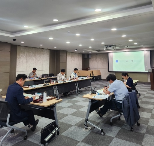 ▲ 파주시 교육발전위원회 소위원회 선정심의 진행 모습.