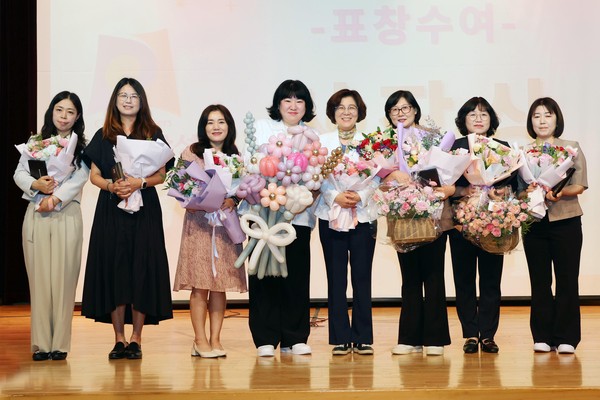▲ 모범 교육인 표창 수여 모습.