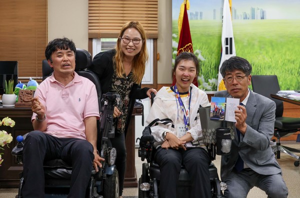▲ 평택시의회 유승영 의장, 경기도뇌병변장애인인권협회 평택지회와 만남 가진 후 기념촬영 모습.