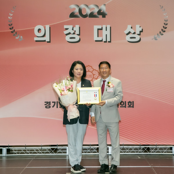 ▲ 양정숙 부천시의회 의원, 지방의정봉사상 수상 기념사진.