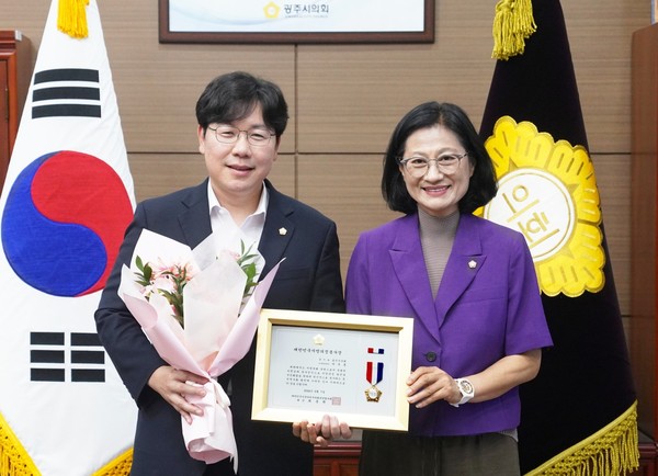 ▲ 이주훈 의원 지방의정봉사상 수상 기념사진.