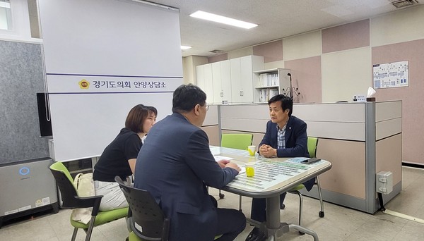 ▲ 문형근 의원, 안전취약계층 개폐형 방법창 설치 관련 보고 받는 모습.