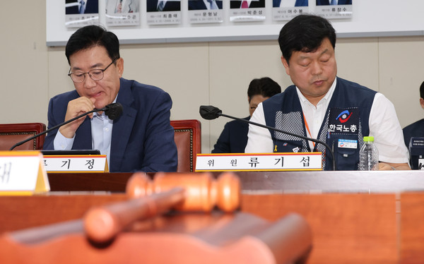 ▲ 세종시 정부세종청사에서 열린 최저임금위원회 제1차 전원회의에서 류기정 사용자 위원이 발언하고 있다. 오른쪽은 류기섭 근로자 위원. /뉴시스