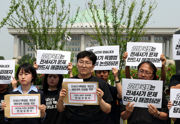 ▲ 전세사기·깡통전세 피해자 전국대책위 회원들이 10일 오전 서울 여의도 국회앞에서 열린 '22대 국회 전세사기 문제 해결 촉구 및 각 정당 지도부 면담요청 기자회견'에서 각 당 면담요청서를 들고 있다.